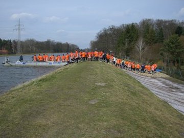 Feuerwehr und THW bei bei der Deichsicherung