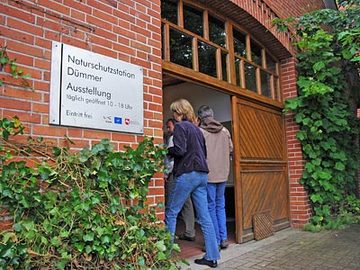 Die Dauerausstellung in der Diele der Naturschutzstation