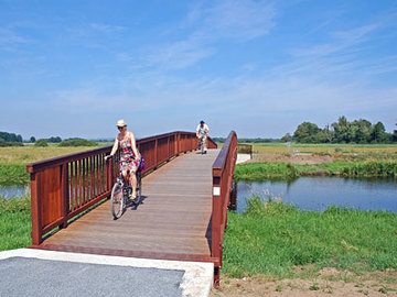 Radfahrer und Wanderer gelangen über die Huntebrücke ins Ochsenmoor.