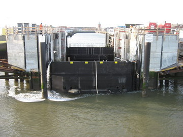 Sperrwerk Alter Fischereihafen ebenfalls von der Seeseite aus gesehen