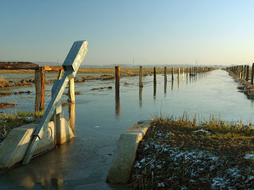 Mit Hilfe diese Stauanlagen wird das Ochsenmoor in den Wintermonaten flach mit Wasser überstaut.