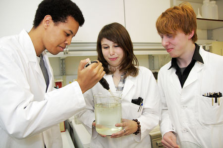 Chemielaboranten Marvin Mühlenbrink, Lisa Marahrens und Hendrik Böhnke