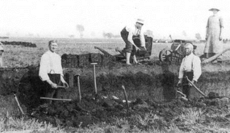 Torfgewinnung im Handtorfstichverfahren in den 1930er Jahren