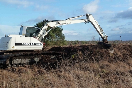 Bagger mit Moorkettenlaufwerk bei der Herstellung eines Moordammes