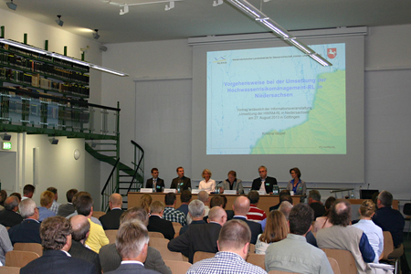Foto von einer Informationsveranstaltung zur Hochwasserrisikomanagementrichtlinie (27.08.2013 in Göttingen)