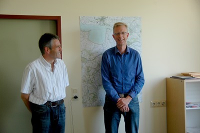 Rudolf Bleeker (rechts) vom Landwirtschaftlichen Hauptverein mit Heinrich Pegel von der Naturschutzstation Ems