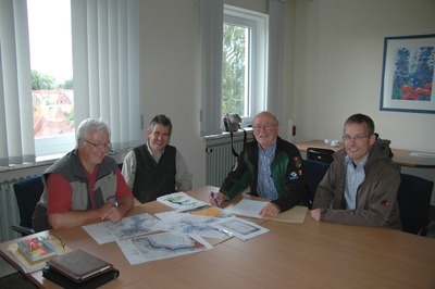 Peter Pauschert und Heinrich Pegel von der Naturschutzstation Ems, Ludger Pott und Dr. Niels Gepp vom Landkreis Emsland