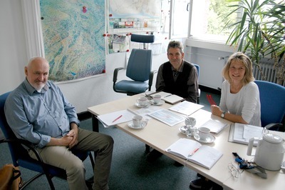 Thomas Wegmann (links), Astrid Heißenbüttel-Brinkmann (rechts) von der Emder Naturschutzbehörde sowie Heinrich Pegel von der Naturschutzstation Ems