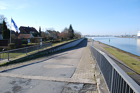 Lemwerder Zufahrtsrampe vom Unterhaltungsweg auf den Wohnmobilstellplatz