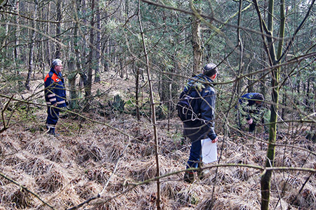 Reinhard Nietfeld (NLWKN, zuständiger Wasserbauingenieur) und Jens Fahning (NLWKN, Projektmitarbeiter u.a. für die Berücksichtigung ökologischer Belange) folgen Herrn Beuster (v.l.) in fast unzugängliche Moorbereiche.