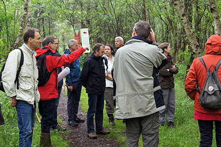 Im Bissendorfer Moor erläuterte Jens Fahning, Mitarbeiter beim LIFE-Projekt (2. v.l.), den interessierten Naturschutzfachleuten die geplante wasserbauliche Maßnahme „Verschluss des Kaltenweider Hauptvorfluters“.