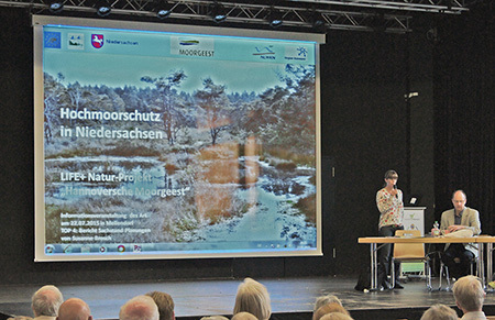 Die Projektmanagerin des LIFE-Projektes Susanne Brosch referierte über Moorschutz im Rahmen des Projektes „Hannoversche Moorgeest“.
