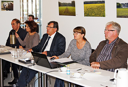 Herr Nietfeld als zuständiger Wasserbauingenieur und Frau Brosch als Projektmanagerin des LIFE-Projekts standen Herrn Heidtmann und Frau Kappmeier (beide Region Hannover, Untere Wasserbehörde) (v. r.) für Rückfragen zur Verfügung.