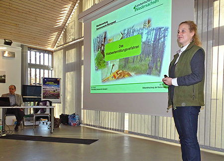 Frau Lena Runge (Landwirtschaftskammer Niedersachsen, Geschäftsbereich Forstwirtschaft) erläuterte auf der Veranstaltung die Vorgehensweise bei der Wertermittlung für die Waldbestände und stellte die Ergebnisse im Allgemeinen vor.