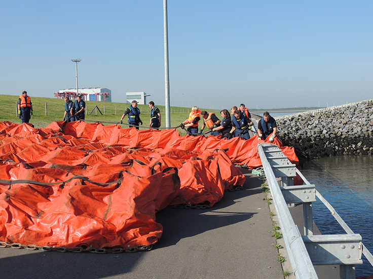 THW-Kräfte mit Ölsperre am Jade-Weser-Port.