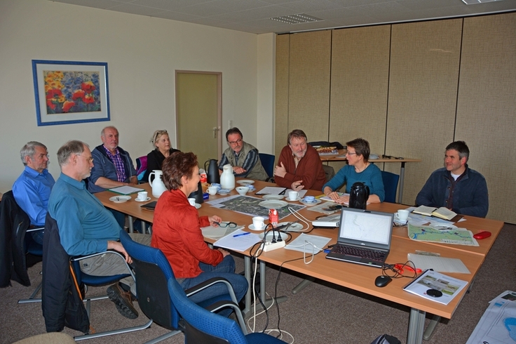 Sprachen über Naturschutz an der Ems: (von links vorn): Vera Konermann und Wolfram Höhn (BUND); Manfred Trzoska, Kalle Augustin, Elke Meier und Loek Bosman (NABU), Rolf Runge (BUND), Beatrice Claus (WWF), Heinrich Pegel (Naturschutzstation).