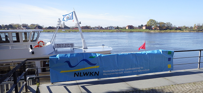 Fachtagung zum Hochwasserschutz auf dem Fahrgastschiff „Lüneburger Heide“ – das Begrüßungsbanner des NLWKN weist den Gästen den Weg.