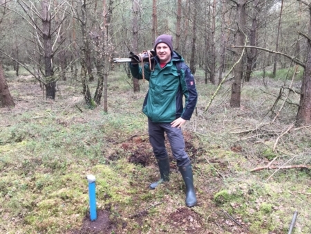 Marcel Hollenbach (Region Hannover) kalibriert neue Datalogger im Bissendorfer Moor (Foto: Jens Fahning, NLWKN)