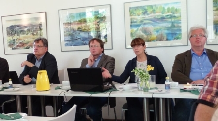 Akteure v. l. n. r: Herr Heidtmann (Region Hannover, Leiter UWB), Prof. Dr. Kaiser (AG Land & Wasser, Gutachter), Frau Brosch (NLWKN, Projektmanagement), Herr Nietfeld (NLWKN, Planung wasserbaul. Maßnahmen) (Foto: Melanie Büchler, NLWKN)