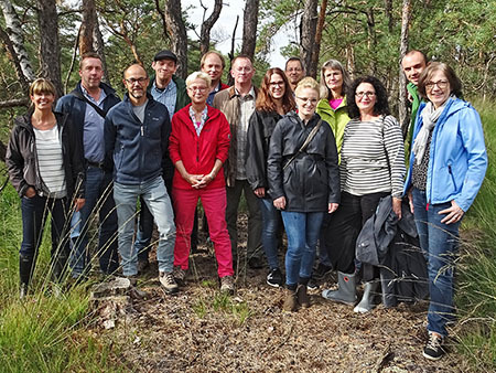 Gruppenfoto im Otternhagener Moor: die Direktorin des NLWKN Frau Rickmeyer (ganz rechts) mit Mitarbeitern