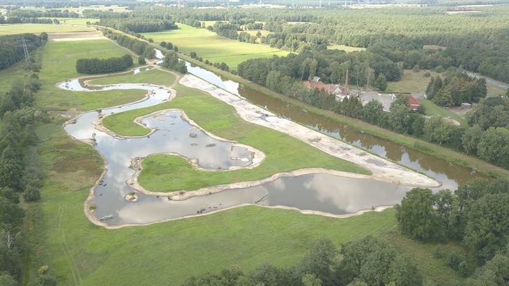 Der Blick von oben zeigt sowohl die Große Aue als auch den neu geschaffenen Seitenarm. (Bild: Unterhaltungs- und Landschaftspflegeverband Große Aue)