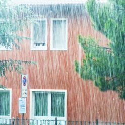Starkregen vor einem Haus