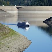 Okerstaumauer mit Schiff davor