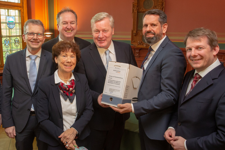 Übergabe des Planfeststellungsbeschlusses Liegeplätze 5-7 in Cuxhaven