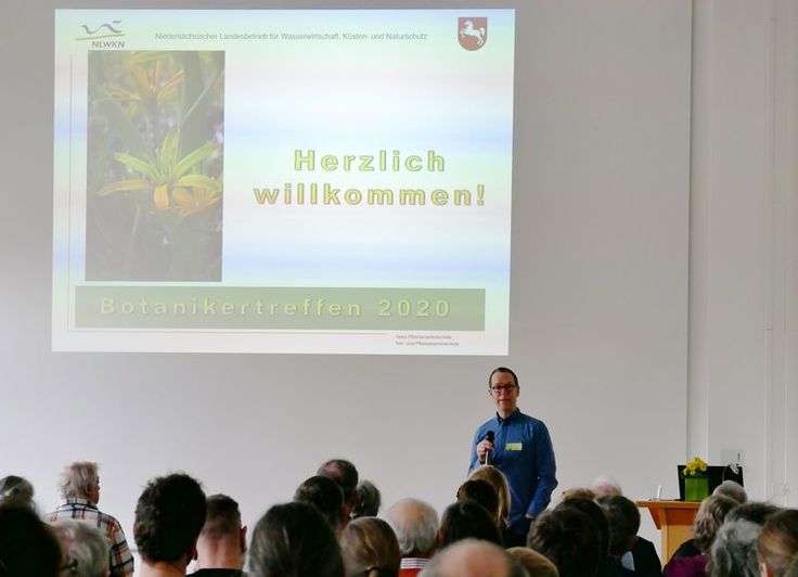 Dr. Jakob Fahr, der neue Leiter des Artenschutzes beim NLWKN, stellt sich beim zwölften Botanikertreffen im Landesmuseum Hannover den ehrenamtlichen Pflanzenkartierern vor.