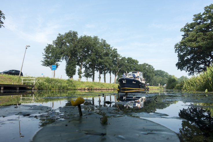 Boote fahren auf dem Kanal in Richtung niederländische Grenze.
