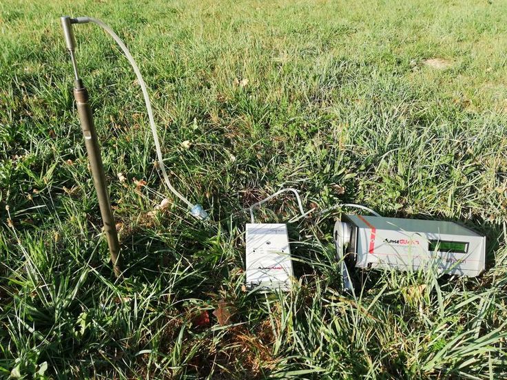 Bei der Radon-Bodenluftmessung ist viel Kraft gefragt. Die an das Messgerät gekoppelte Messsonde muss einen Meter tief in den Boden eingebracht werden. Besonders geeignet sind gut durchlässige Böden, ohne Kies oder Staunässe. (Foto: NLWKN)