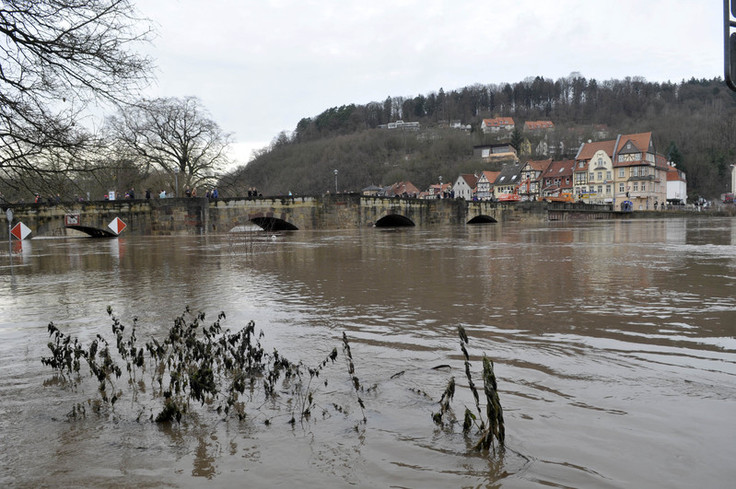 An der Weser wird der Hochwasserschutz durch den Aufbau einer Hochwasservorhersage verbessert. Im Bild dargestellt: Hann. Münden beim Hochwasser im Januar 2011 (Foto: Peter Heller)