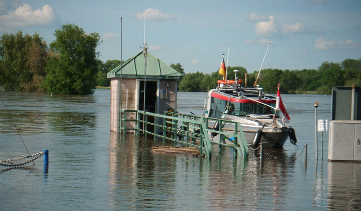 Elbehochwasser in Neu-Darchau: Der Pegel steht bis zum Rand im Wasser.