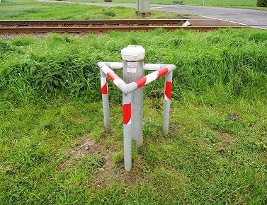 Eine Messstelle des NLWKN. Im Hintergrund verläuft eine Bahnlinie.