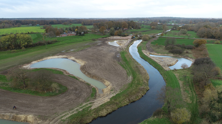 Luftbild: Die Vechte schlängelt sich durch eine grüne Landschaft. Links und rechts vom Fluss sind die neuen Flussabschnitte zu sehen.