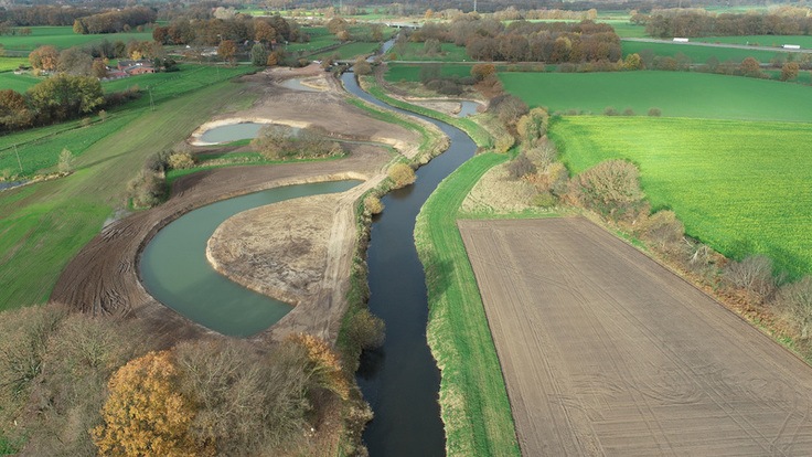 Luftbild: Die Vechte schlängelt sich durch eine grüne Landschaft. Links und rechts vom Fluss sind die neuen Flussabschnitte zu sehen.