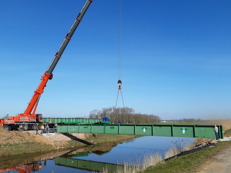 Für den Transport von knapp 60.000 Tonnen Baumaterialien und Erdaushub wurde im vergangenen Jahr südöstlich Badbergens eine Baubehelfsbrücke erstellt (Bild: Karsten Hüsing/NLWKN).