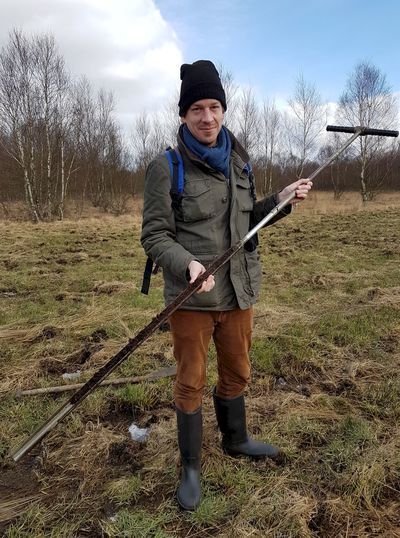 Projektbearbeiter Dr. Jan-Erik Dickopp mit Moorbodensonde im Projektgebiet NSG Siedener Moor (Foto: NLWKN)