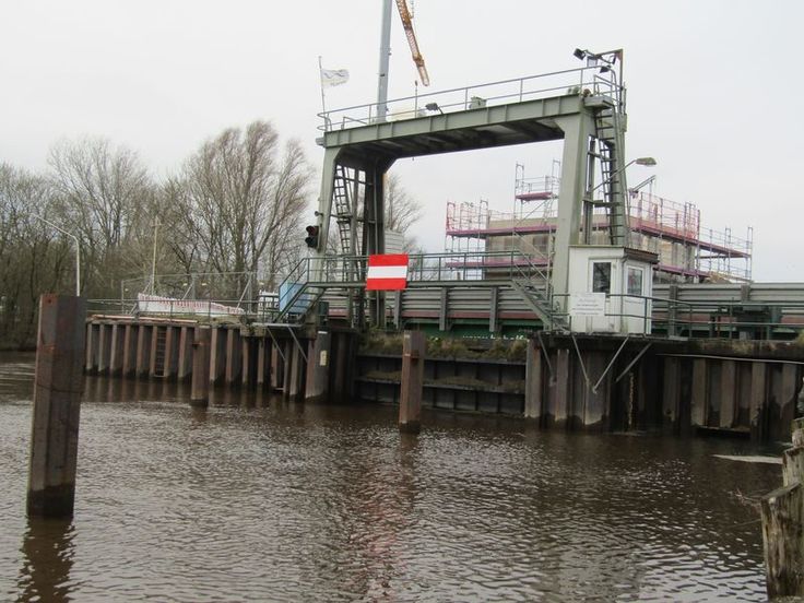 Das alte Binnenhaupt, das binnenseitige Portal mit seinem Hubtor, ist der Rest der alten Schleusenanlage und wird jetzt zurückgebaut. (Foto: Andreas Kosch, NLWKN)