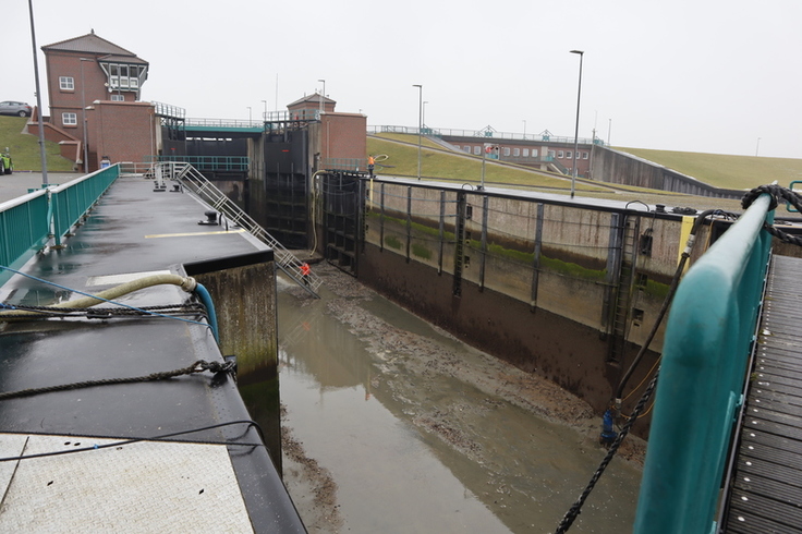 Blick in die Schleusenkammer. Rechts im Bild befinden sich die landseitigen Schleusentore.