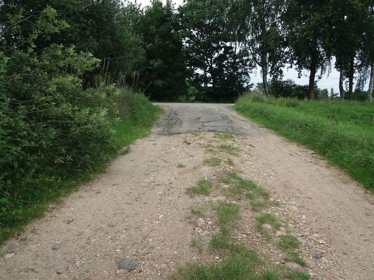 Die Einmündung zum Wirtschaftsweg südlich von Lüchow im Bereich der Roten Scheune wird mit Beton saniert. (Foto: NLWKN)