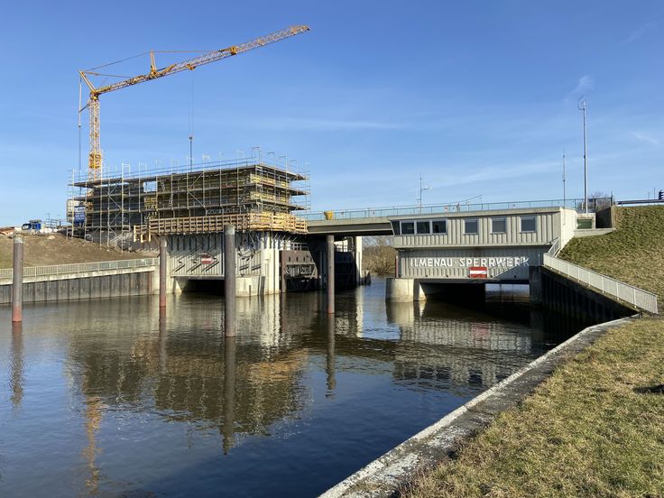 An der Baustelle des Ilmenau-Sperrwerks wird die Elbuferstraße (K 50) vom 1. bis 3. März im Baustellenbereich voll gesperrt. (Foto: Stefan Löhn, NLWKN)