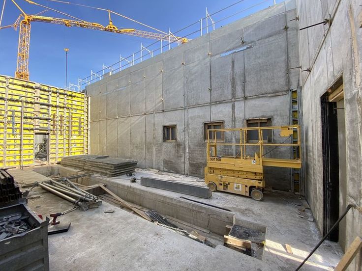Bauarbeiten im Plan: Derzeit erfolgen Schal-, Bewehrungs- und Betonagearbeiten für die Außenwände d. neuen Betriebsgebäudes sowie die Vorbereitung der Montage der Betonfertigteile für die Innenwände.