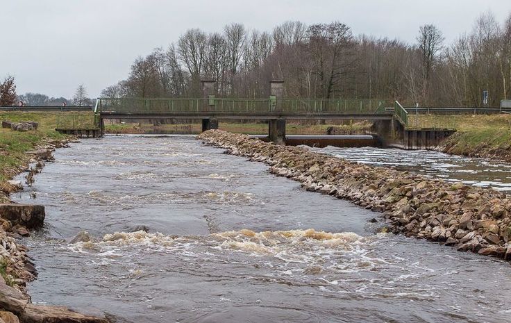 An der Hunte bei Hölingen im Landkreis Oldenburg hat der NLWKN einen identischen Umbau wie für das Wehr Rechtern geplant vorgenommen. Auf dem Foto sieht man das Raugerinne kurz nach der Fertigstellung, noch ohne Bewuchs. (Foto: NLWKN)