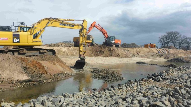 Die Bagger profilieren den Gerinneverlauf und bauen parallel dazu das Sohlmaterial ein. (Foto: Silke Seemann, NLWKN)