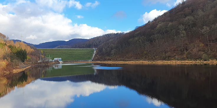 Der über 50 Meter hohe Damm der Odertalsperre: rechts die Hochwasserentlastungsanlage, links das Wasserkraftwerk. Der Stausee im Vordergrund gehört zum Unterwasserbecken der Odertalsperre.