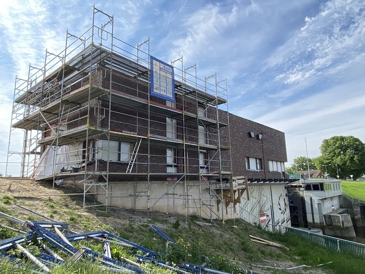 Blick auf die Baustelle: Das neue Betriebsgebäude steht in Gerüst und im Rohbau da, rechts das eigentliche Sperrwerk.