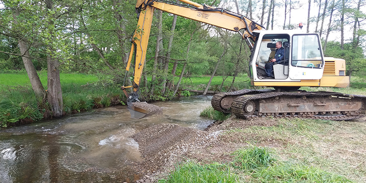 Strukturverbesserung an der Este durch Kieseinbau: Mit einem Bagger wird der Kies eingebracht.