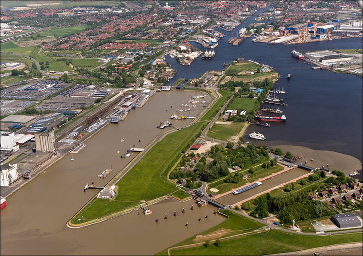 Luftbild vom Enden: Vorne im Bereich des Außenhafens ist das Wasser sehr braun - hinter den Schleusen im Binnenhafen ist es deutlich blauer.