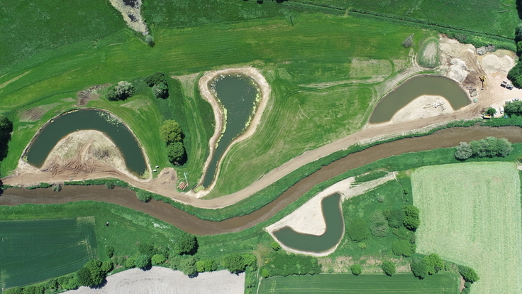 Luftbild: Die verschiedenen neuen Gewässer links und rechts der Vechte, die durchs Bild fließt, sind gut zu erkennen. Sie sind bereits mit Wasser gefüllt, aber noch nicht mit der Vechte verbunden.